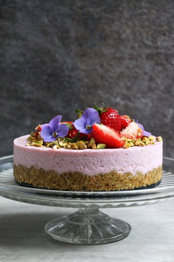 pistachio and strawberry raw cake (grain-free & vegan)