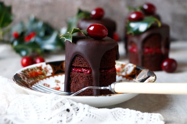 Chocolate Cranberry Christmas Mini Cakes (vegan, gluten-free, nut-free ...