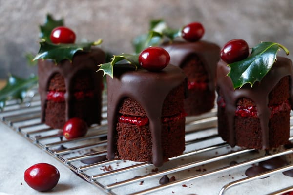 Chocolate Cranberry Christmas Mini Cakes (vegan, gluten-free, nut-free)