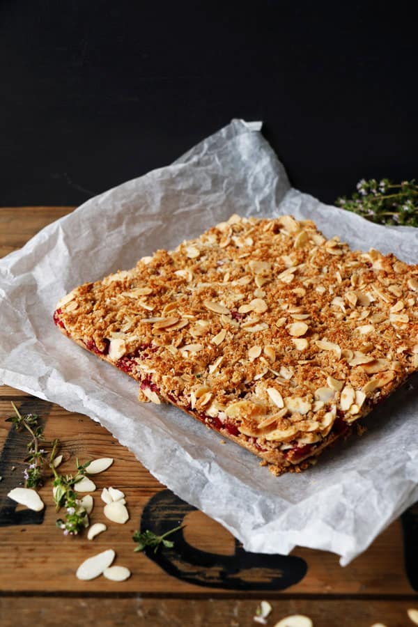 Redcurrant Quinoa Crumble Bars (gluten-free & vegan)