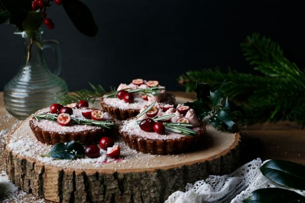 Raw Gingerbread Cranberry Christmas Tarts (grain-free & vegan)