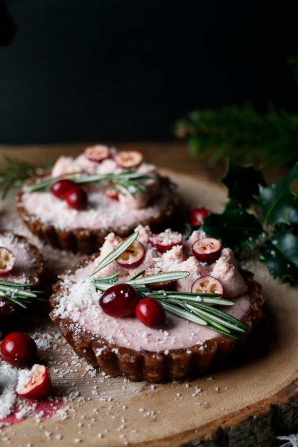 Raw Gingerbread Cranberry Christmas Tarts (grain-free & vegan)