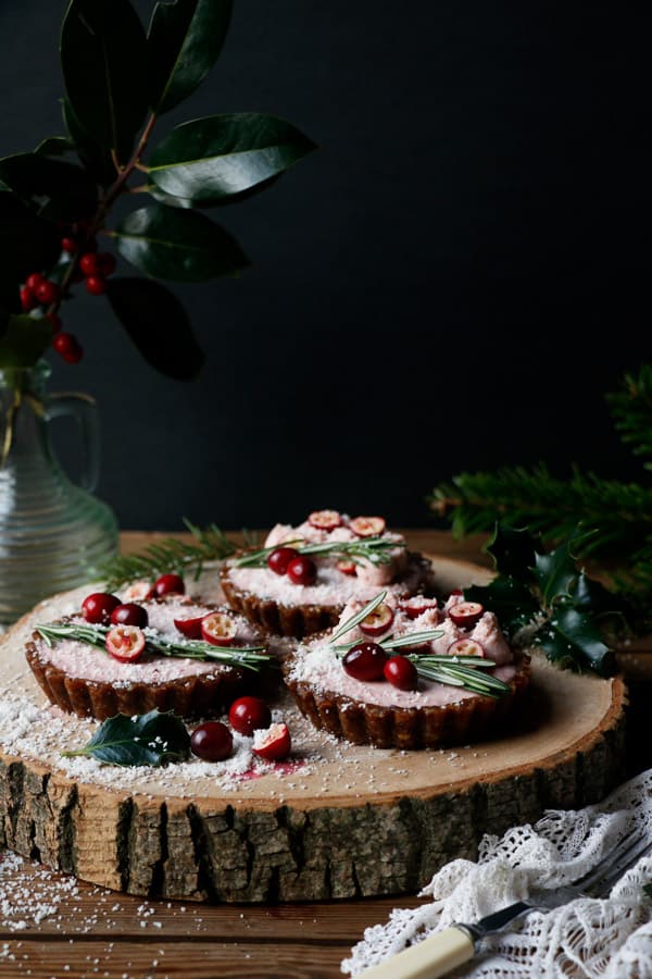 Raw Gingerbread Cranberry Christmas Tarts (grain-free & vegan)