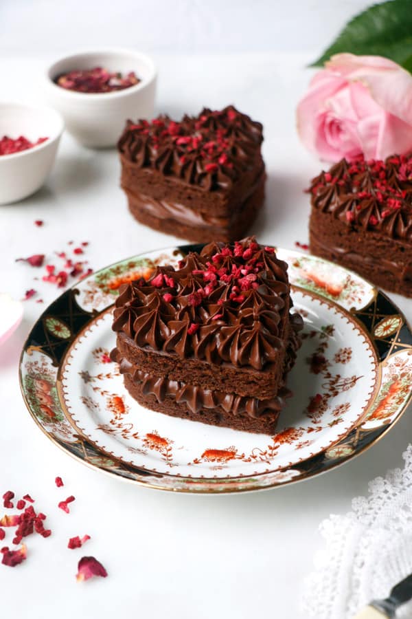 rose heart shaped cake